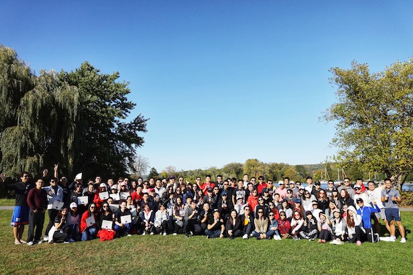 Large group photo of Tsinghua students