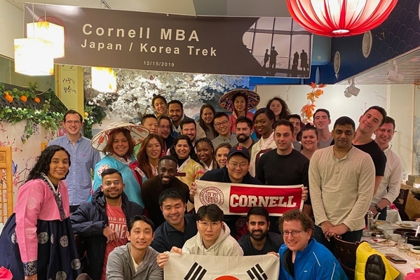 Students on the Cornell MBA Japan and Korea Trek