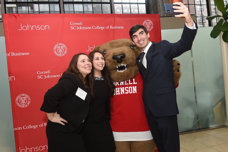 Alumni pose with Touchdown for a selfie