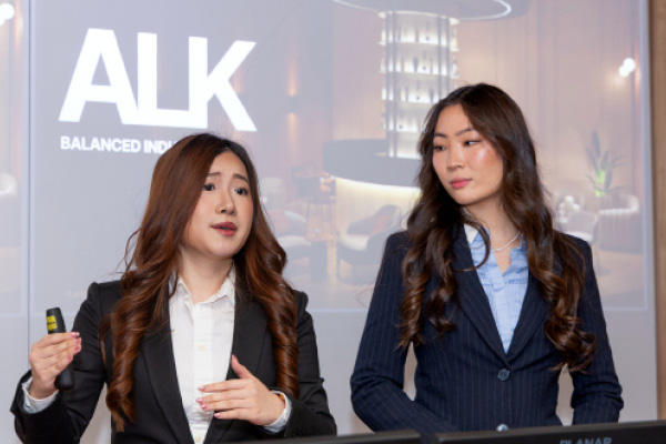 Katelynn Wiseman and Miya Deng, seniors in the Nolan School of Hotel Administration, present their startup, ALK.